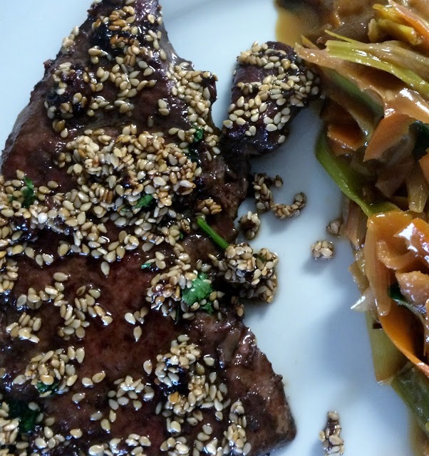 Lire la suite à propos de l’article Foie de veau laqué aux graines de sésame