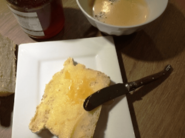 Lire la suite à propos de l’article Petit déjeuner gourmand avec un pain blanc au sésame !