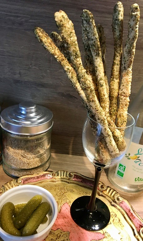 Lire la suite à propos de l’article Gressins sans gluten aux graines de sésame et  herbes de Provence