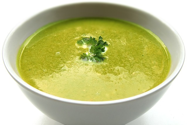 Lire la suite à propos de l’article Velouté aux fanes de radis sans gluten et sans lait