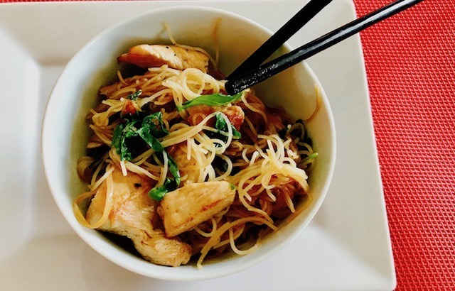 Lire la suite à propos de l’article Wok de poulet aux vermicelles de riz sautés
