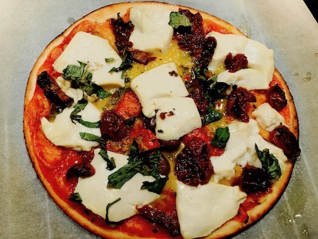 Lire la suite à propos de l’article Pizza sans gluten au tofu soyeux, basilic et huile d&rsquo;olive