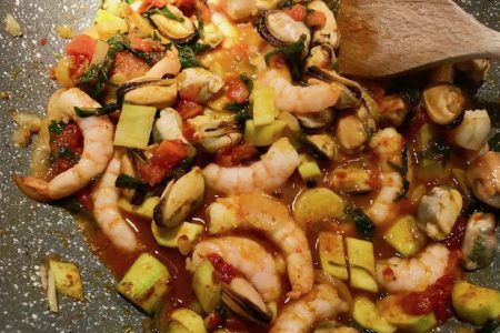 spaghettis aux légumes et crevettes