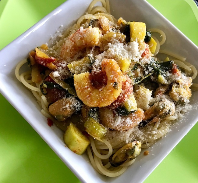 Lire la suite à propos de l’article Spaghettis aux petits légumes et crevettes sans gluten