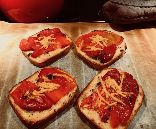 Lire la suite à propos de l’article Toasts aux poivrons et huile d&rsquo;olive sans gluten sans lactose