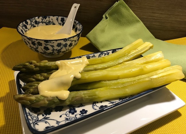 You are currently viewing Comment faire une sauce originale pour accompagner  des asperges ?