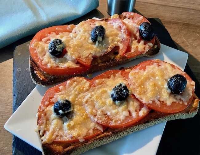 Lire la suite à propos de l’article Tartine façon pizza ! sans gluten et sans lactose