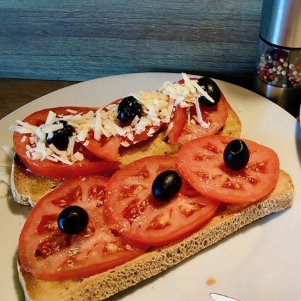 Tartine salée façon pizza1