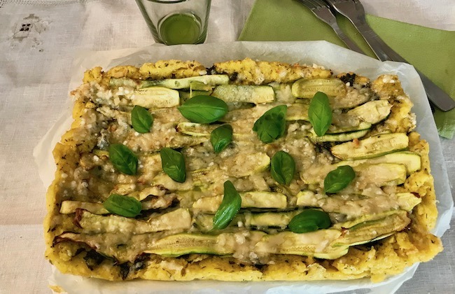 Lire la suite à propos de l’article Tarte croustillante à la polenta et légumes de saison