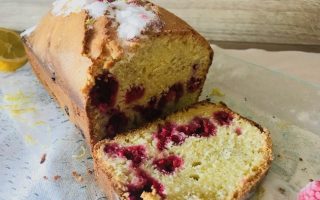 Cake au citron et framboises tranché