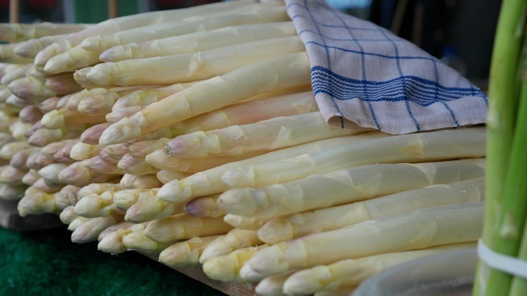 Lire la suite à propos de l’article Asperges sauce aigre douce