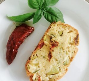 Présentation d'un cake salé courgettes tomates sans gluten sans lactose