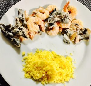 Présentation 'un plat de crevettes aux champignons noirs
