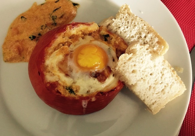 Lire la suite à propos de l’article Œuf cocotte-tomate Cœur de Bœuf