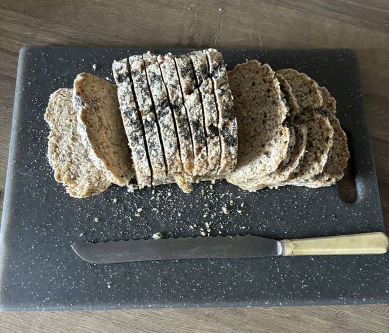 Lire la suite à propos de l’article Pain croustillant aux graines sans gluten