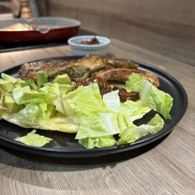 Tortilla maison de poulet mariné et légumes
