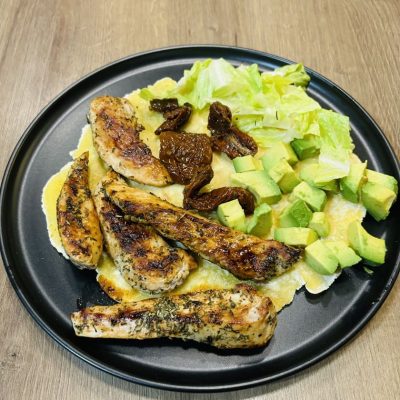 Tortilla maison de poulet mariné et légumes