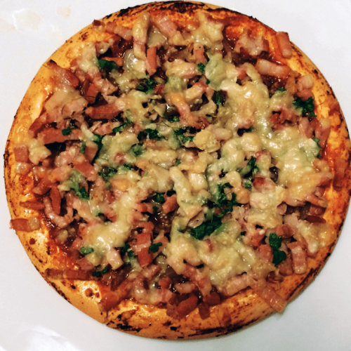 Pizza sans gluten aux lardons et parmesan