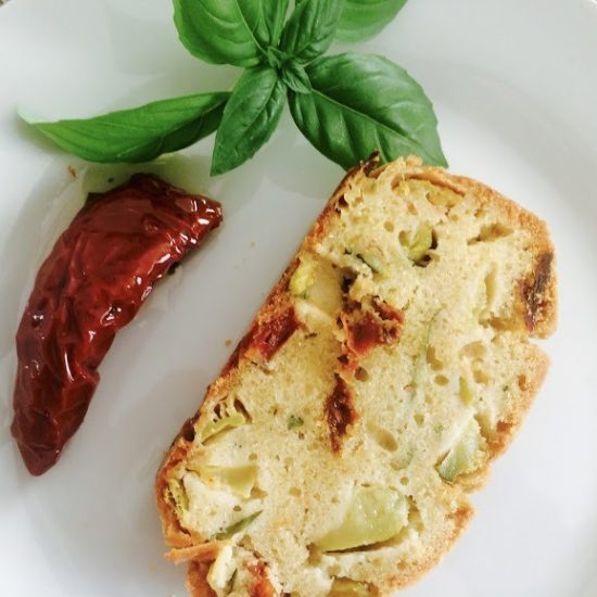 Présentation d'un cake salé courgettes tomates sans gluten sans lactose
