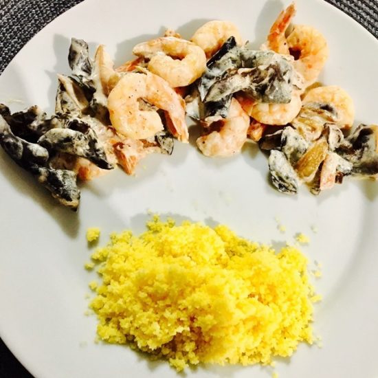 Présentation 'un plat de crevettes aux champignons noirs